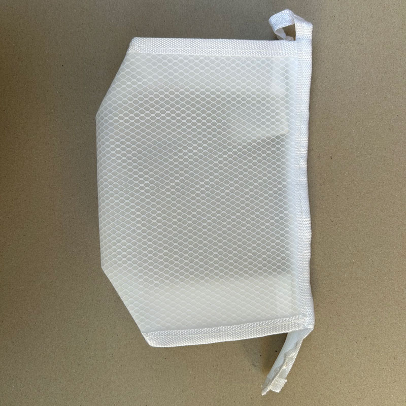 Cara membersihkan tas kosmetik bening