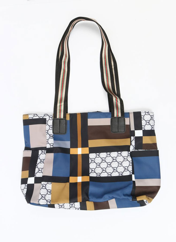 Kepraktisan tas bahu berukuran besar saat bepergian